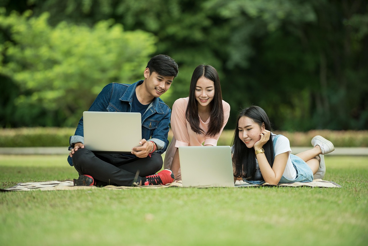 students-1807505_1280 (1)